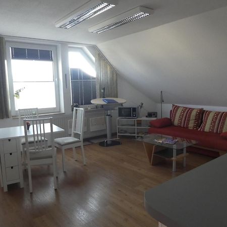 Gaeste-Und Ferienwohnung Magdeburg Alt-Olvenstedt, Zwei Schlafzimmer, Treppenlift, Ruhige Lage, Naehe Klinikum Und Abfahrten A 2 Und A 14 Exterior foto