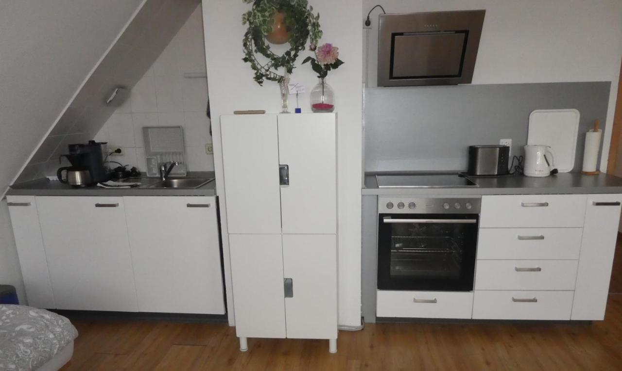 Gaeste-Und Ferienwohnung Magdeburg Alt-Olvenstedt, Zwei Schlafzimmer, Treppenlift, Ruhige Lage, Naehe Klinikum Und Abfahrten A 2 Und A 14 Exterior foto