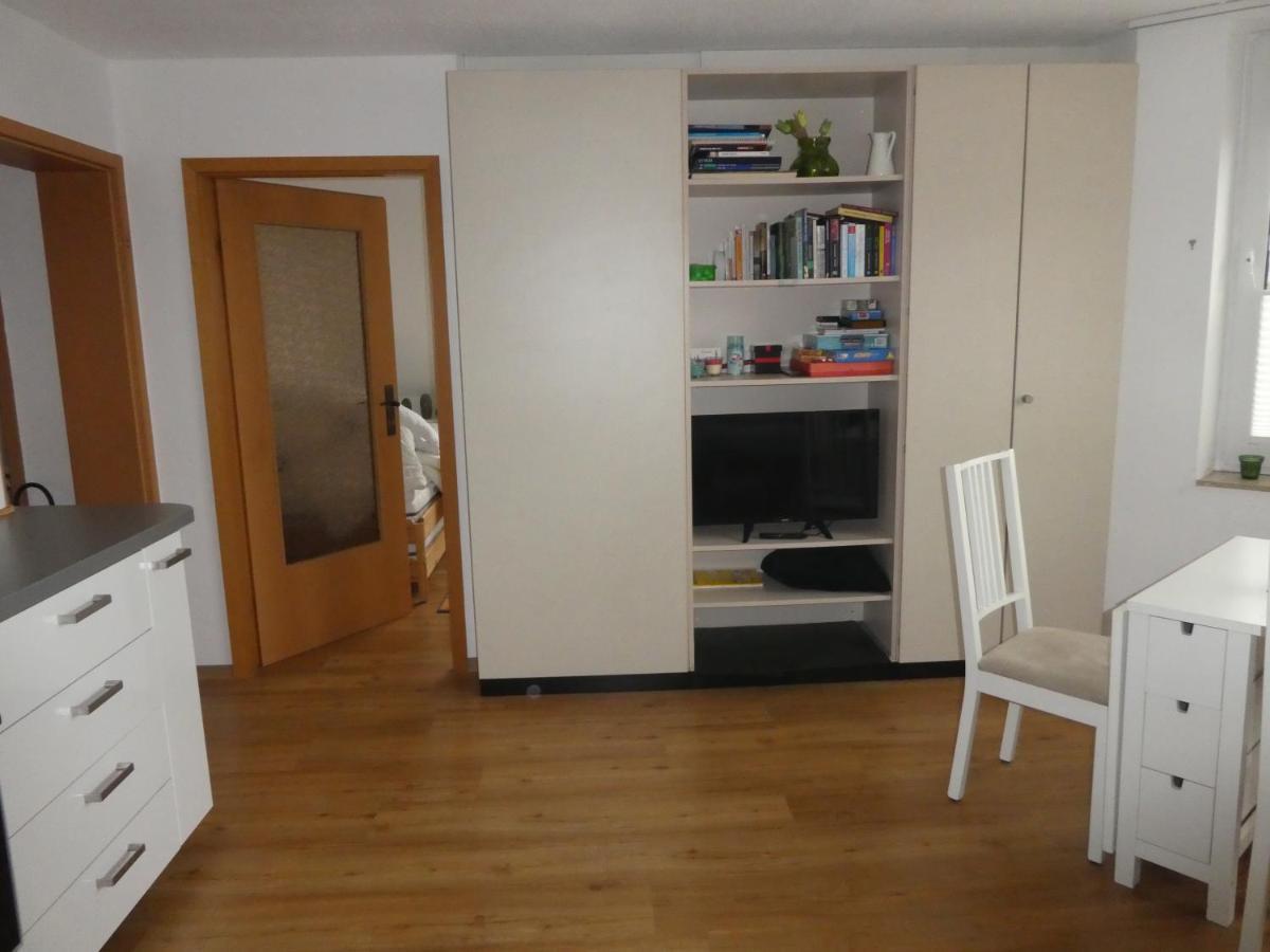 Gaeste-Und Ferienwohnung Magdeburg Alt-Olvenstedt, Zwei Schlafzimmer, Treppenlift, Ruhige Lage, Naehe Klinikum Und Abfahrten A 2 Und A 14 Exterior foto